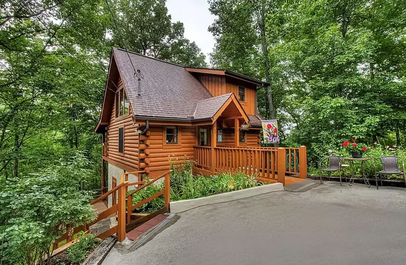 Pigeon Forge Honeymoon Cabin rental offering privacy and luxurious accommodations. A true hidden gem.